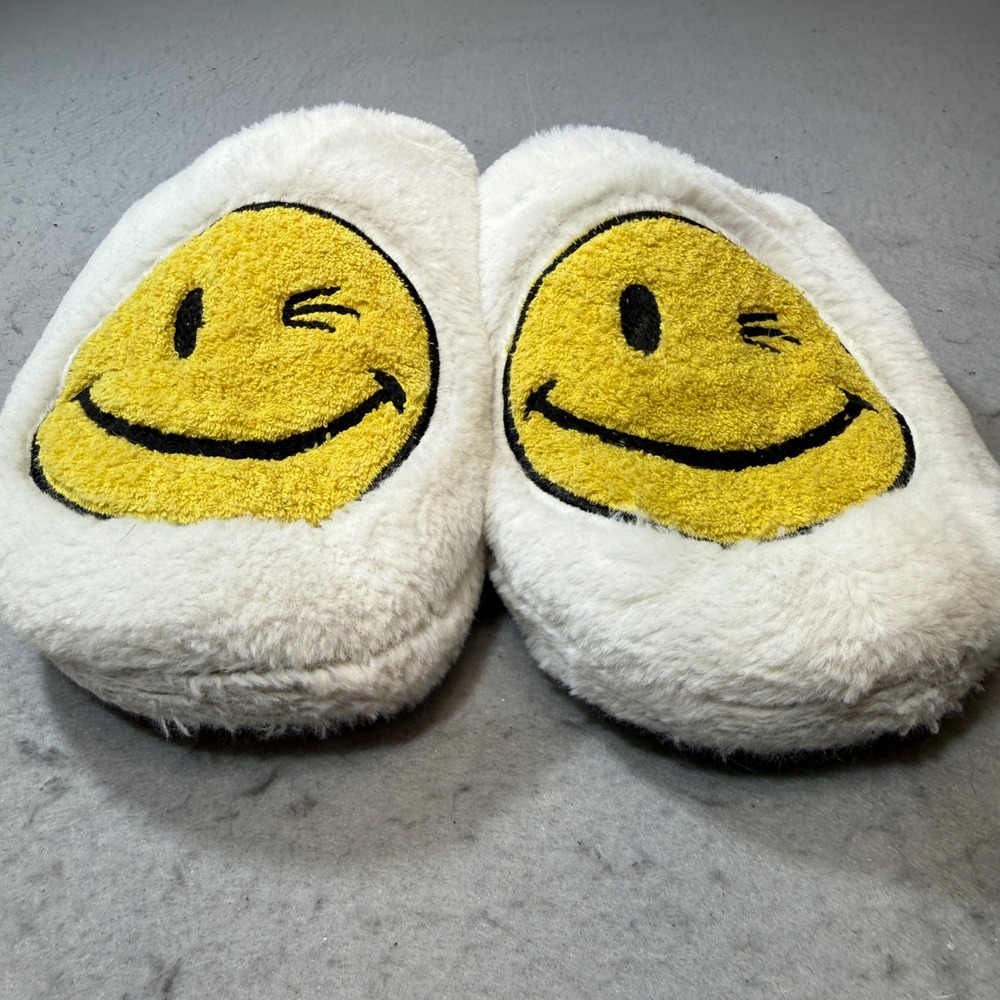 Joe Boxer Slippers Womens Medium 7-8 White Yellow Winking Smiley Face Faux Fur